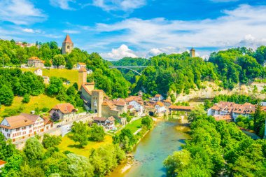 Sefa Vadisi nehir Pont de Berne kapalı bridge Fribourg, Switzerlan ile