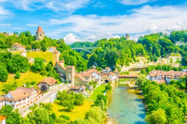 Sefa Vadisi nehir Pont de Berne kapalı bridge Fribourg, Switzerlan ile