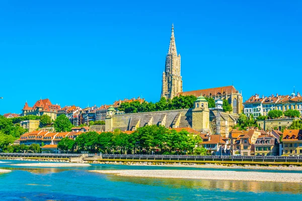 Ribeira Aare Dominada Pela Catedral Munster Berna Switzerlan — Fotografia de Stock