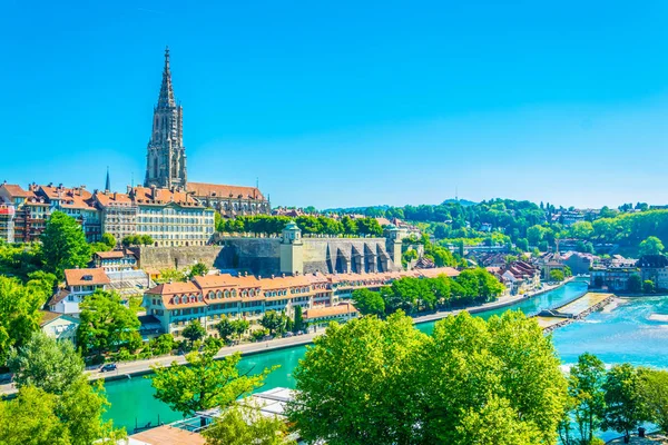 Ribeira Aare Dominada Pela Catedral Munster Berna Switzerlan — Fotografia de Stock