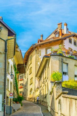 Fribourg, Switzerlan eski şehrin dar bir sokak görünümü