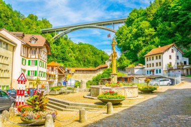 Fribourg, Switzerlan eski şehrin dar bir sokak görünümü