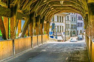 Pont de Berne, nehir sefa Fribourg, Switzerlan üzerinden güzel bir ahşap köprü
