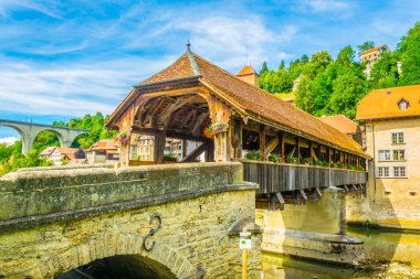 Pont de Berne, nehir sefa Fribourg, Switzerlan üzerinden güzel bir ahşap köprü