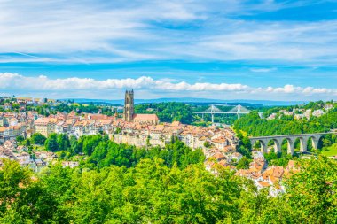 Saint Nicholas ayakta manzarası Fribourg, Switzerlan üzerinde Katedral Kulesi