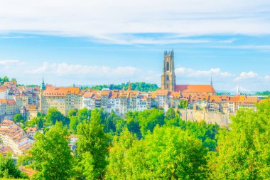Saint Nicholas ayakta manzarası Fribourg, Switzerlan üzerinde Katedral Kulesi
