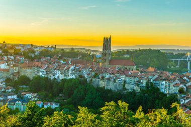 Bir Fribourg, Switzerlan manzarası üzerinden günbatımı görünüm
