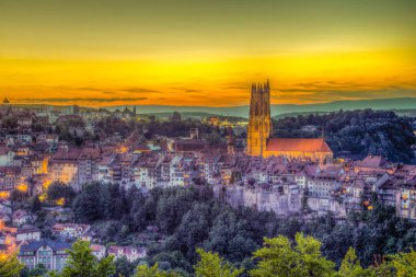 Bir Fribourg, Switzerlan manzarası üzerinden günbatımı görünüm