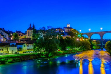 Pont de Zaehringen duran nehir sefa Fribourg, Switzerlan Vadisi üzerinde gece görünümü