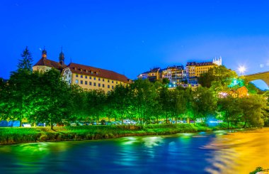 Pont de Zaehringen duran nehir sefa Fribourg, Switzerlan Vadisi üzerinde gece görünümü