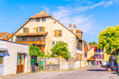 Lutry, Switzerlan eski şehrin dar bir sokakta görünümünü