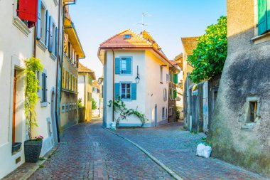 Lutry, Switzerlan eski şehrin dar bir sokakta görünümünü
