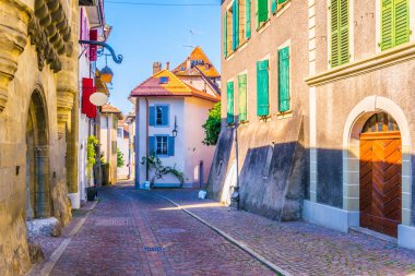 Lutry, Switzerlan eski şehrin dar bir sokakta görünümünü