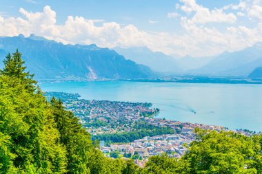 Geneva lak yakınındaki Vevey swiss şehrin havadan görünümü
