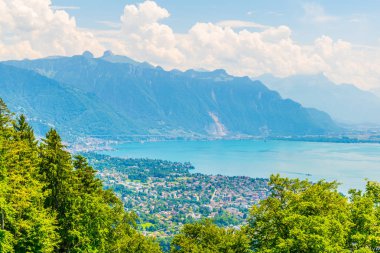 Geneva lak yakınındaki Vevey swiss şehrin havadan görünümü