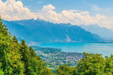 Geneva lak yakınındaki Vevey swiss şehrin havadan görünümü