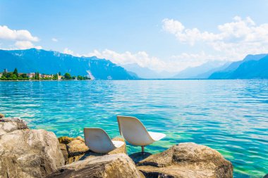 Plaj sandalyeleri yakınındaki Vevey, Switzerlan Geneva Gölü
