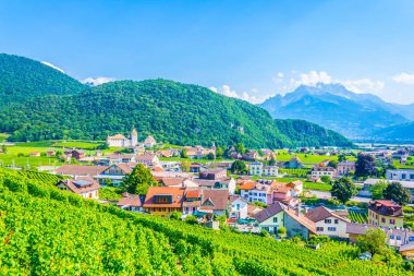 İsviçre tarafından görkemli bir castl hakim Aigle köyünün havadan görünümü