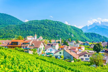 İsviçre tarafından görkemli bir castl hakim Aigle köyünün havadan görünümü