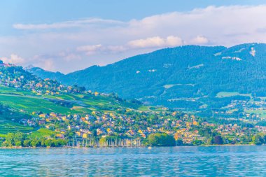 Küçük bir köy Switzerlan Geneva Gölü kıyısında Yayilim