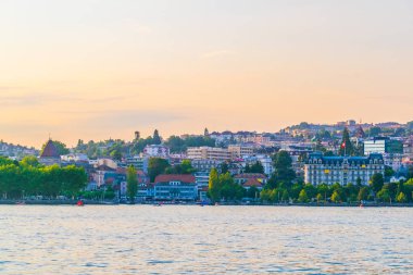 Lausanne parçası sıksam Geneva Gölü'nden günbatımı sırasında Switzerlan görüntülendi.