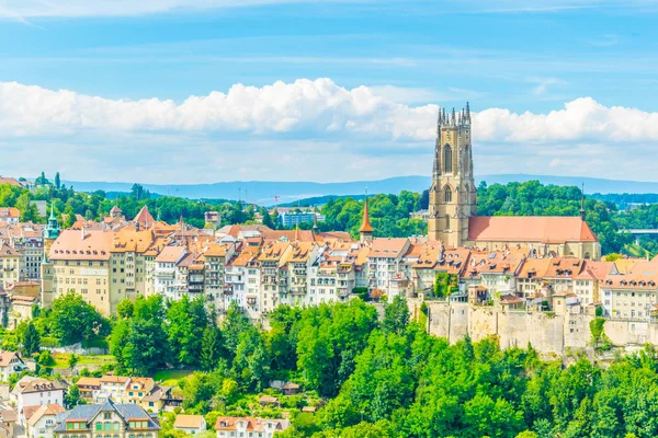 Věž Katedrály Svatého Mikuláše Stojící Nad Panorama Fribourg Švýcarska — Stock fotografie