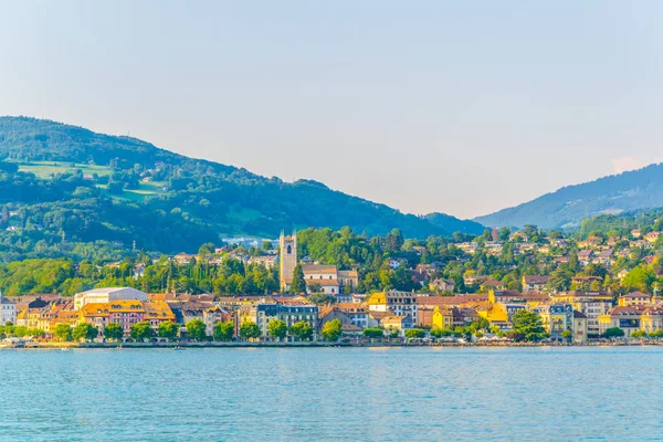 Lakeside Dari Kota Swiss Veve — Stok Foto