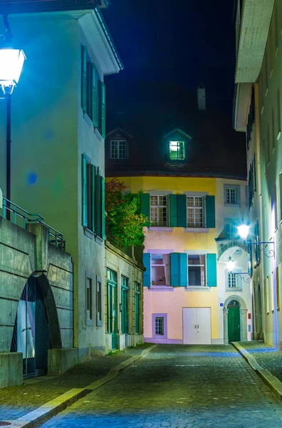 Vista Nocturna Una Calle Estrecha Casco Antiguo Lausana Suiza —  Fotos de Stock