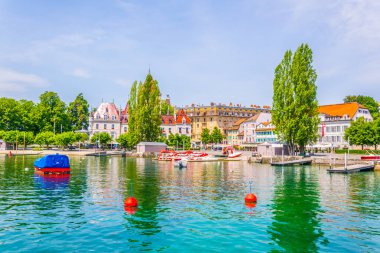 İnsanlar önünde Chateau d'Ouchy hotel Lausanne, Switzerlan adlı bir güneşli gün tadını çıkarıyor