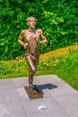 Emil Zatopek heykeli Lozan'da, Switzerlan Uluslararası Olimpiyat Müzesi önünde