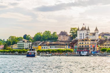 Beyaz sarayda Switzerlan Geneva göle bakan Nyon