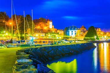 Nyon, Switzerlan marina arkasında Nyon sarayda gece görünümü beyaz görüntülenmesi