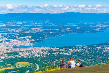 Üç erkek Mont Saleve, Switzerlan üzerinden Geneva bakan
