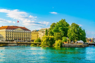 İnsanlar nehir Rhone swiss şehir Cenevre, Switzerlan üzerinde bir köprü geçiyorlar