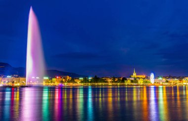 Jet d'eau Çeşme ve Saint Pierre Katedrali, Switzerlan hakim Cenevre gün batımı görünümü