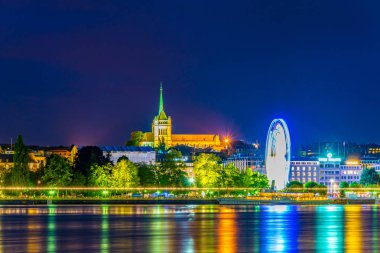 Cityscape Cenevre tarafından Saint Pierre Katedrali, Switzerlan hakim olduğu gece görünümü