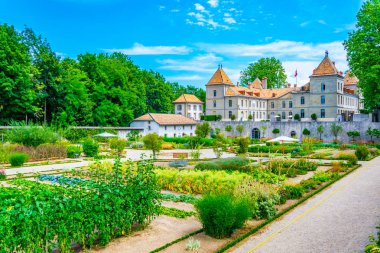 Prangins kale ve swiss şehir Nyo bahçelerde çevreleyen