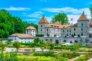 Prangins kale ve swiss şehir Nyo bahçelerde çevreleyen