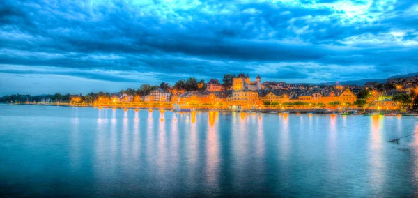 在尼翁的白色宫殿的日落视野俯瞰日内瓦湖在瑞士 — 图库照片