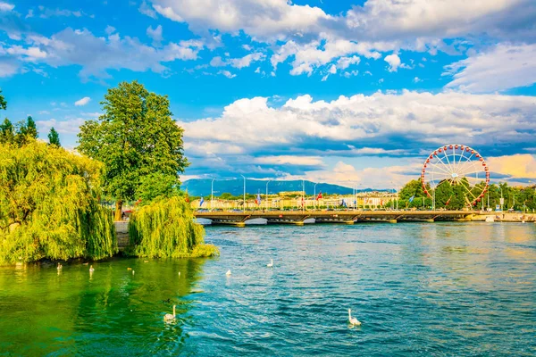 Lidé Jsou Přes Most Přes Řeku Rhone Švýcarského Městě Ženeva — Stock fotografie