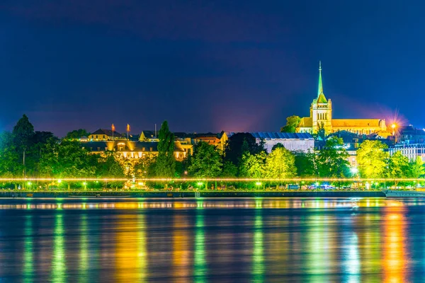 Noční Pohled Panoráma Města Ženeva Dominuje Katedrála Saint Pierre Švýcarska — Stock fotografie