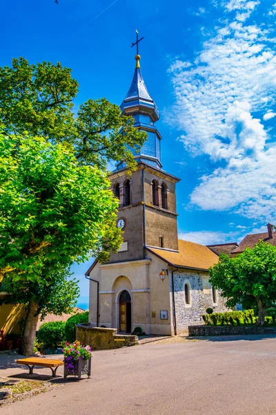 Yvoir のフランスの町の教会の眺め — ストック写真