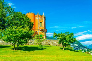 Lugano, Switzerlan Tassino parkta kırmızı kule