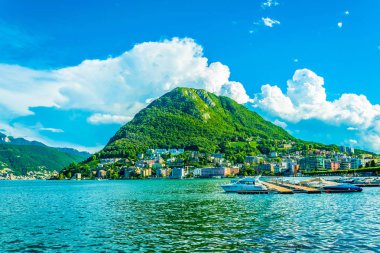 Marina Lugano ile arka plan Switzerlan dağda San Salvatore