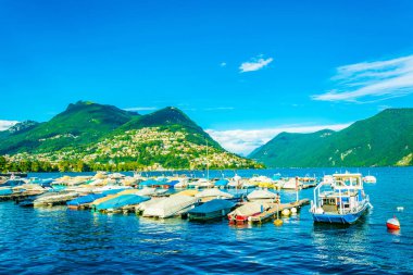 Marina Lugano ile arka plan Switzerlan dağda Monte Bre