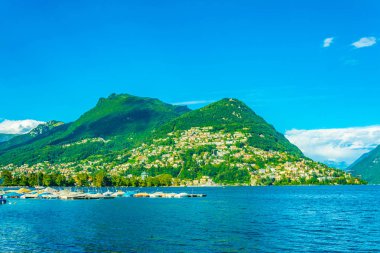 Marina Lugano ile arka plan Switzerlan dağda Monte Bre