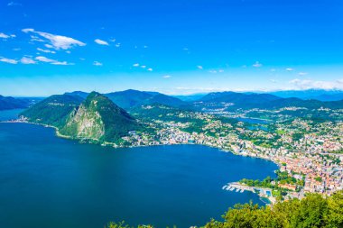 Havadan görünümü Lugano ve Lugano Gölü'nden Monte Bre Switzerlan içinde
