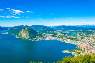Havadan görünümü Lugano ve Lugano Gölü'nden Monte Bre Switzerlan içinde