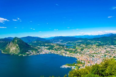 Havadan görünümü Lugano ve Lugano Gölü'nden Monte Bre Switzerlan içinde