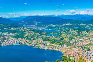 Havadan görünümü Lugano ve Lugano Gölü'nden Monte Bre Switzerlan içinde